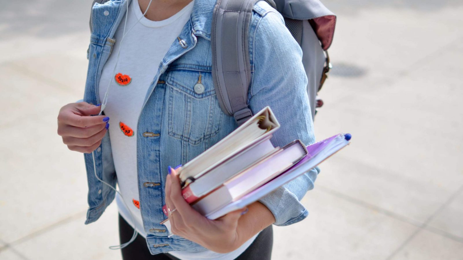 Student going to italian private lessons with books
