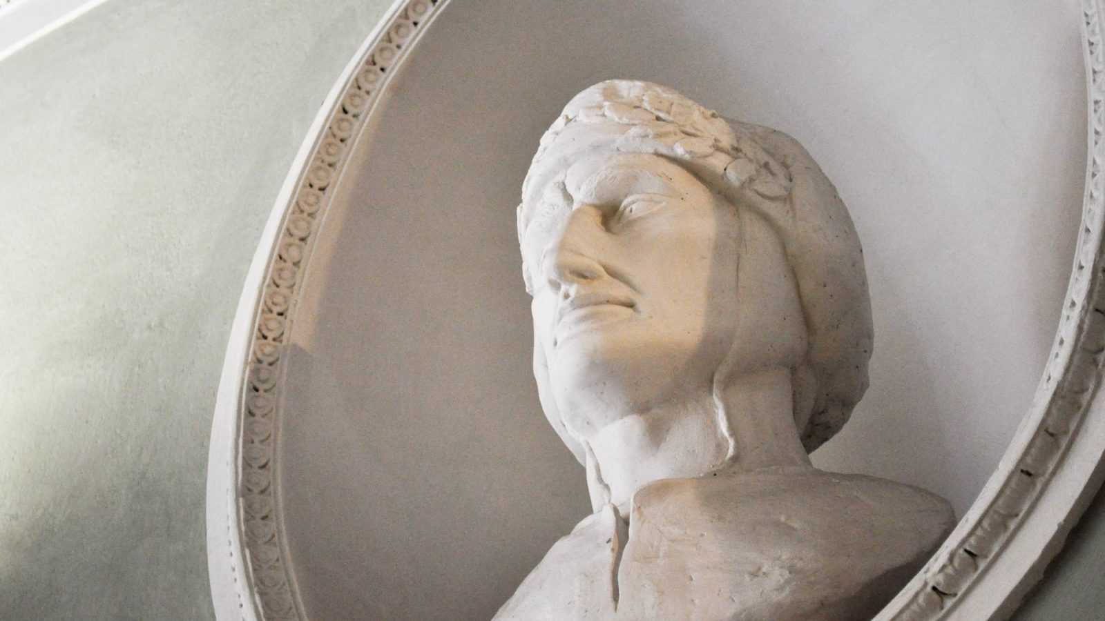 Bust of Dante Alighieri, father of the current italian language