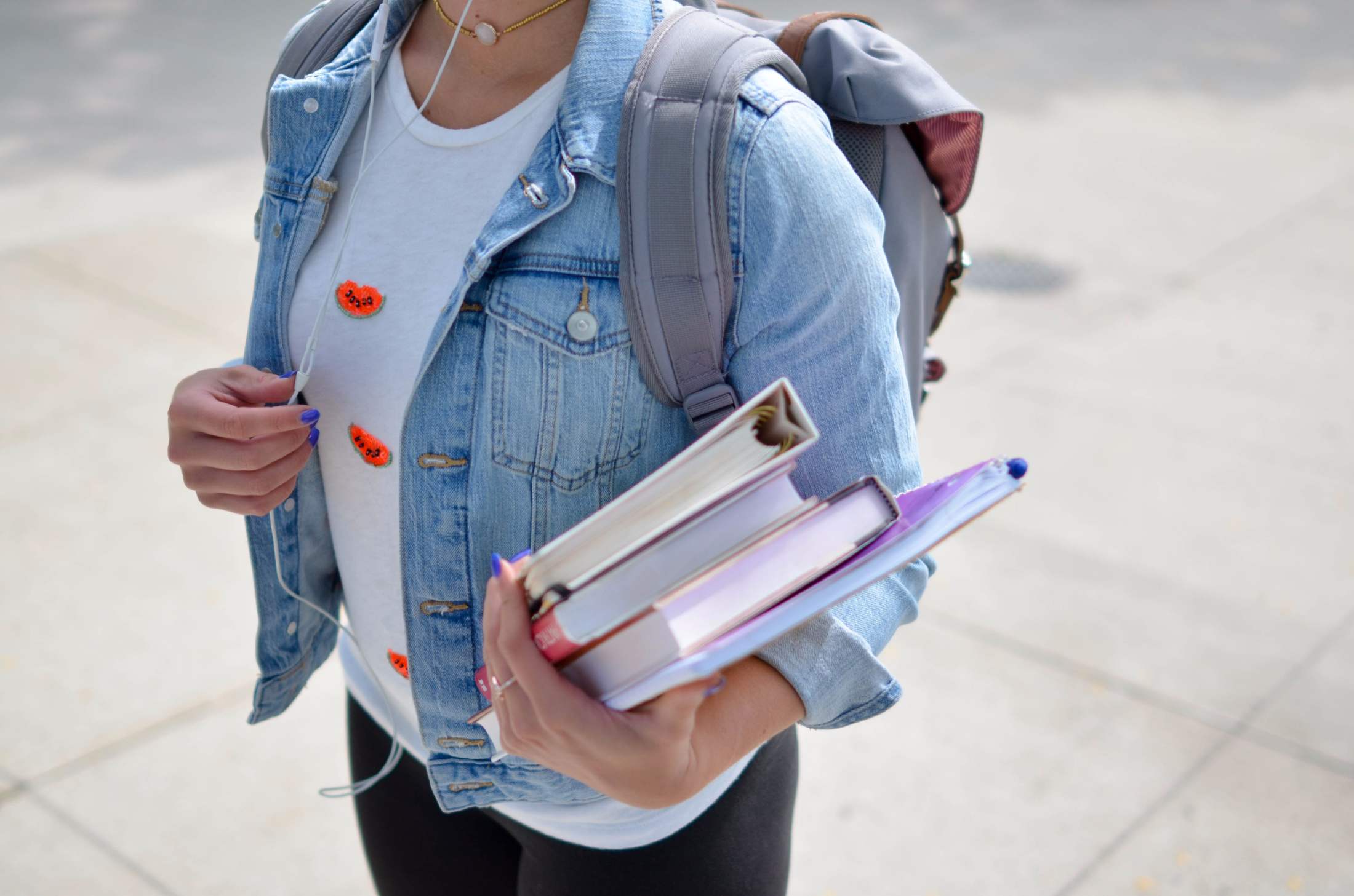 Student going to italian private lessons with books