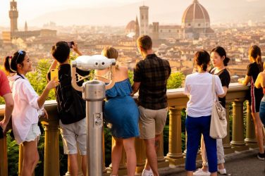 chicos en el punto panoramico de florencia