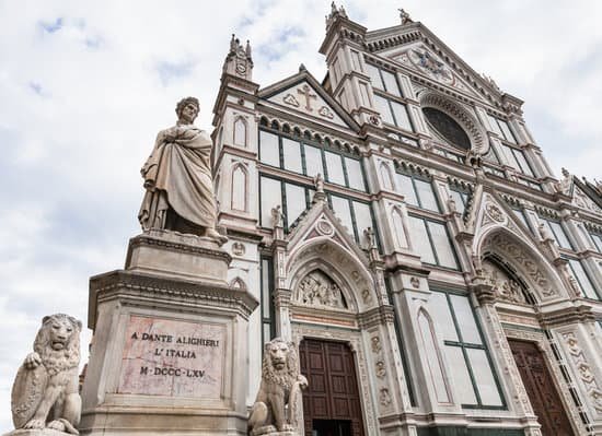 Iglesia de la Santa Croce y estatua de Dante en Florencia 