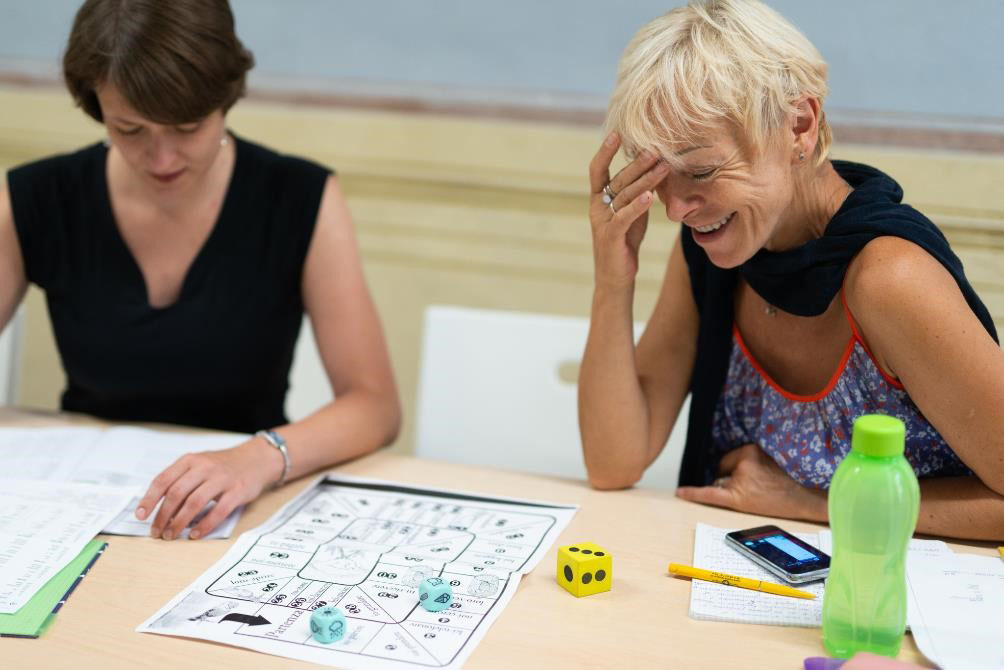 due donne che studiano italiano