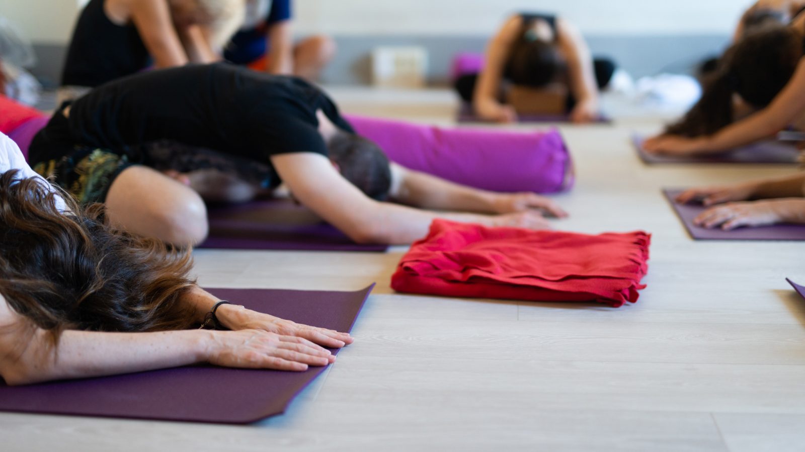 donne a lezione di yoga a firenze