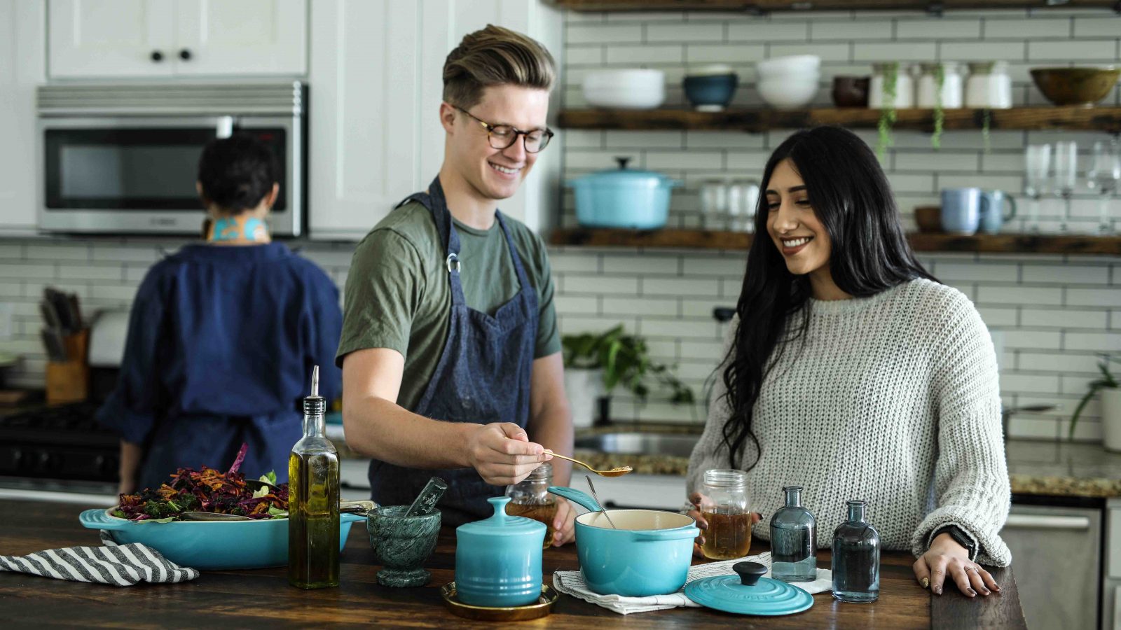 ragazzi cucinano in italia