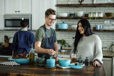 ragazzi cucinano in italia
