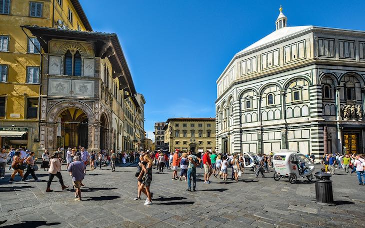 pedestrian-piazza-duomo-florence-article-by-europass