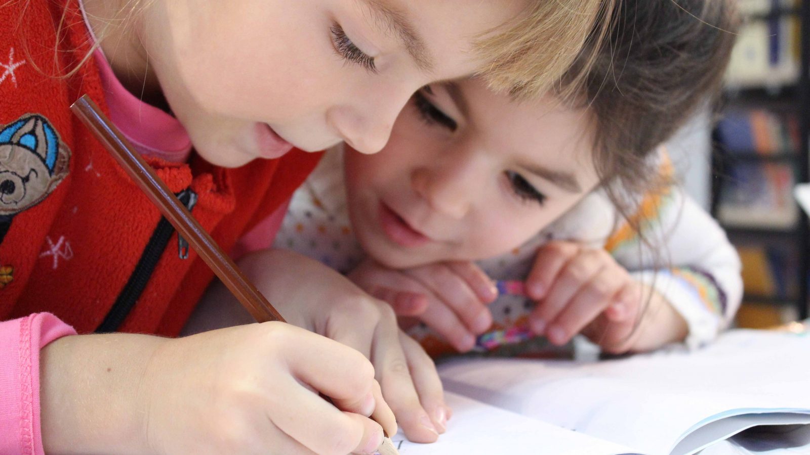 kids doing italian homeworks